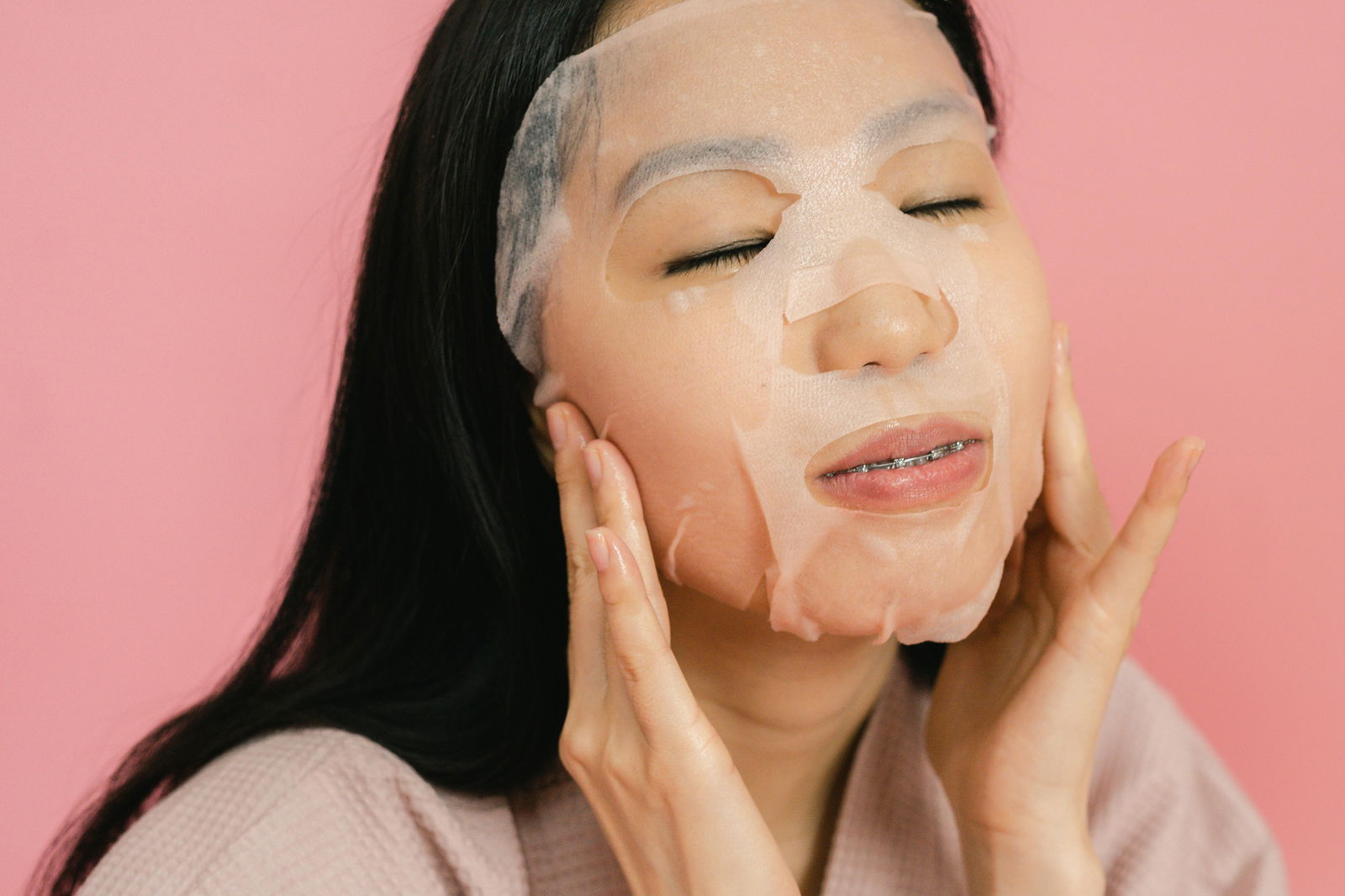 mujer usando una mascarilla facial