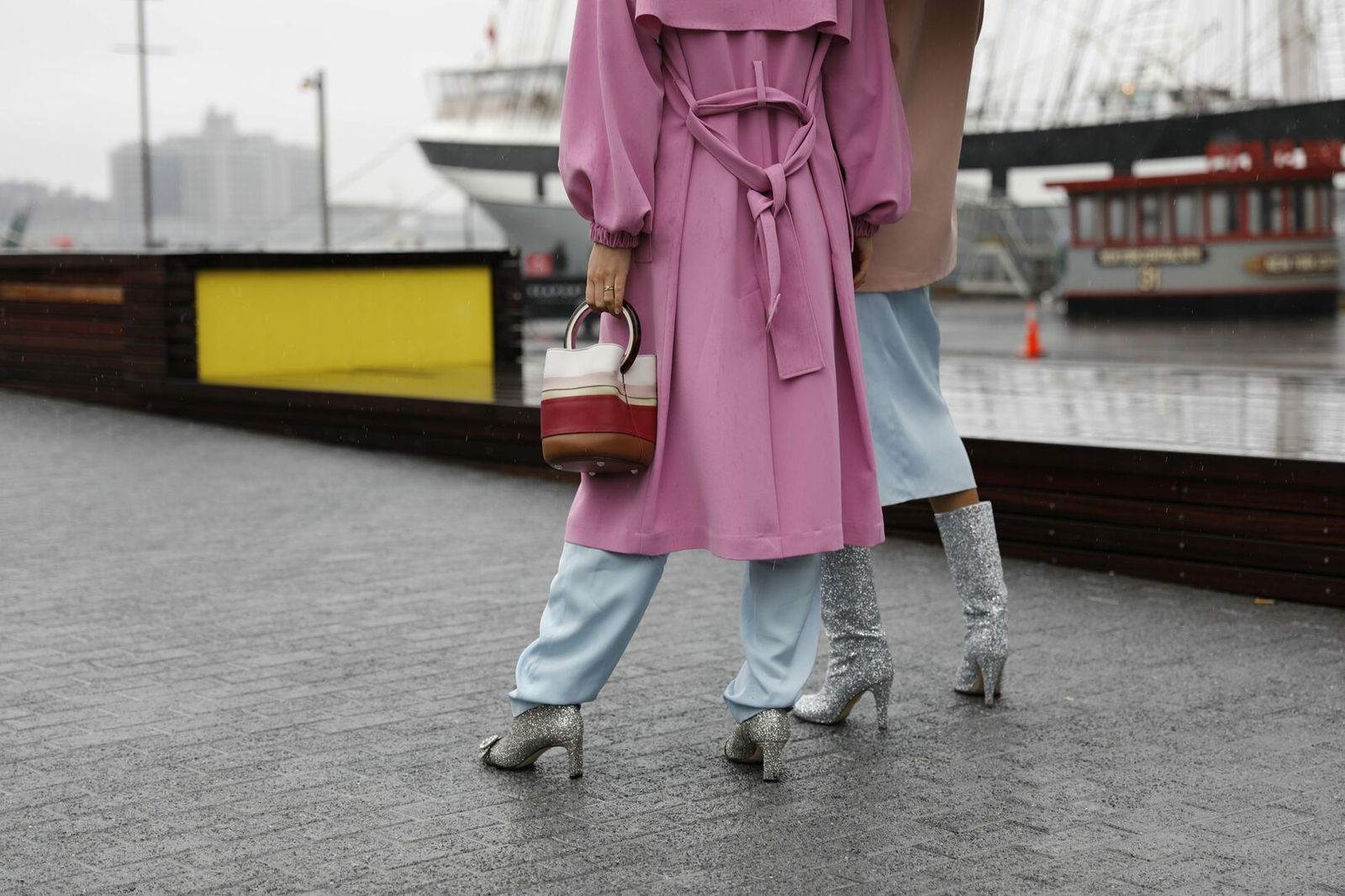 abrigo oversize color rosa street style