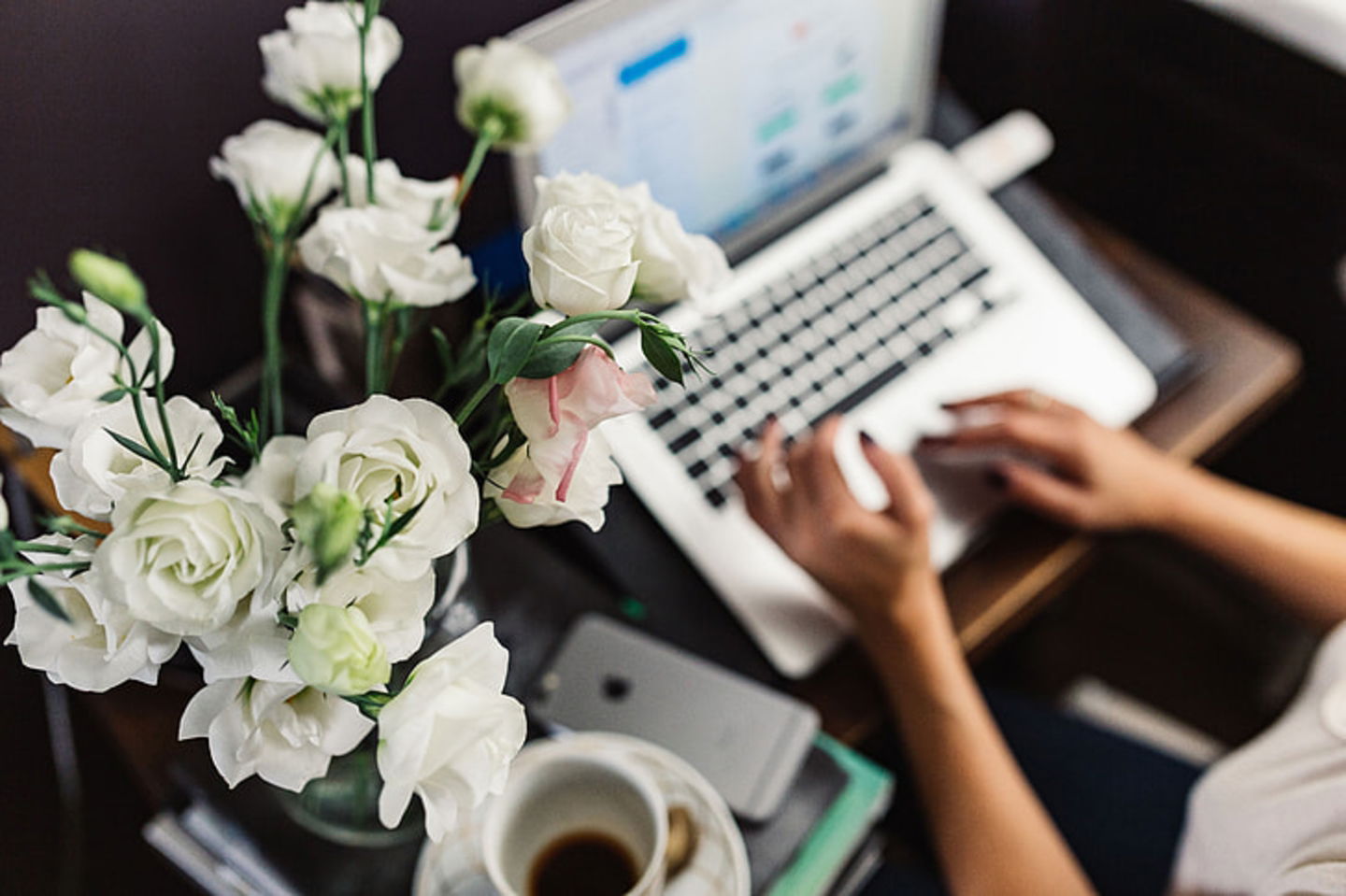 espacio de trabajo con flores