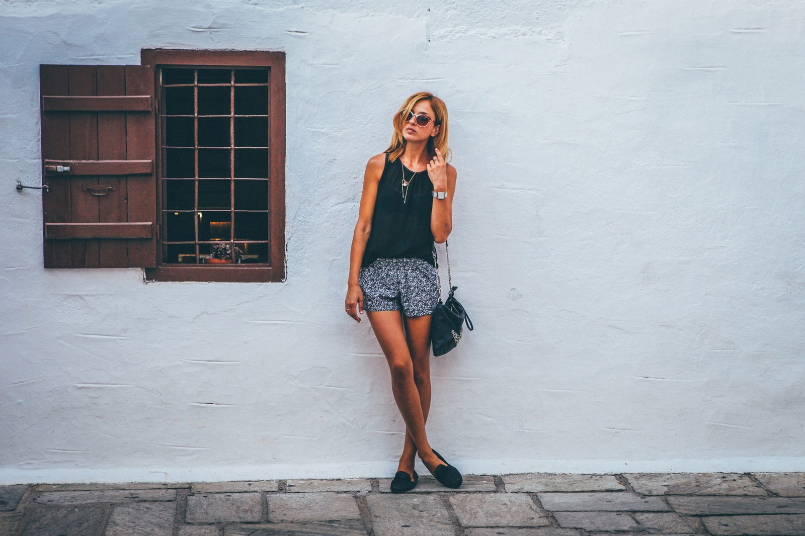 mujer vestida con tonos neutros negro y gris