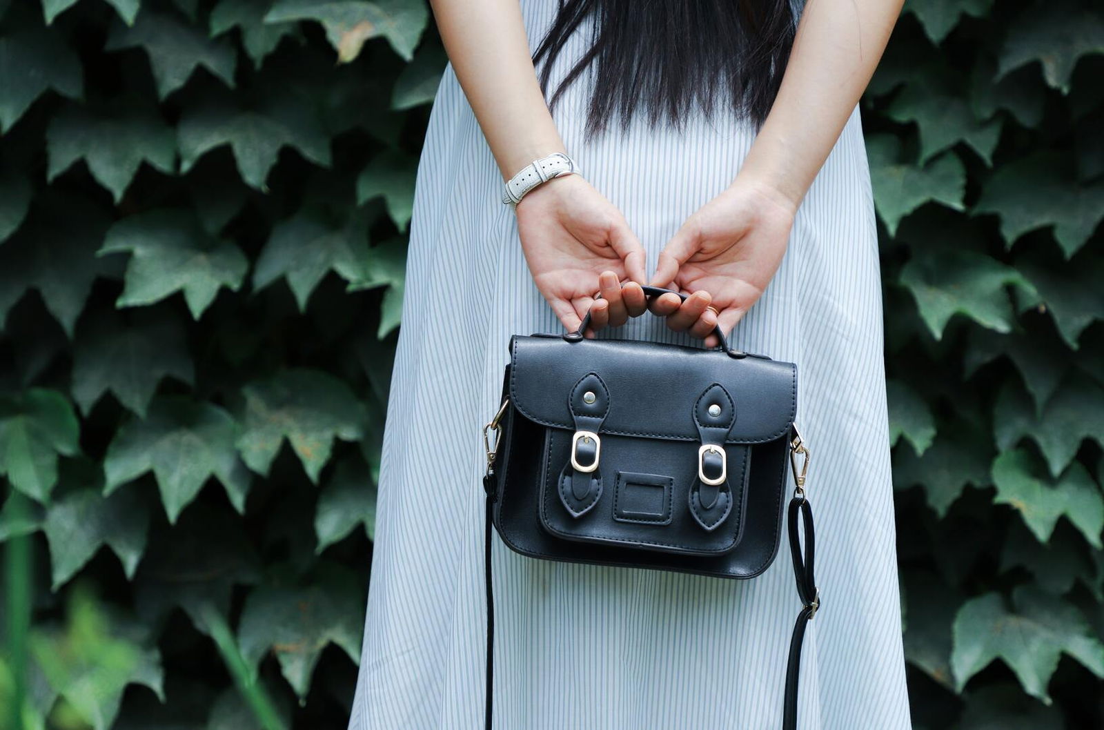 bolso estilo satchel cuero negro