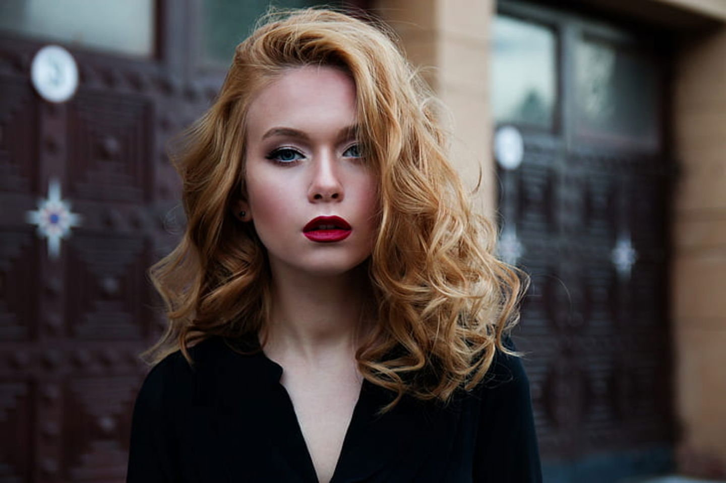 maquillaje con labios rojos