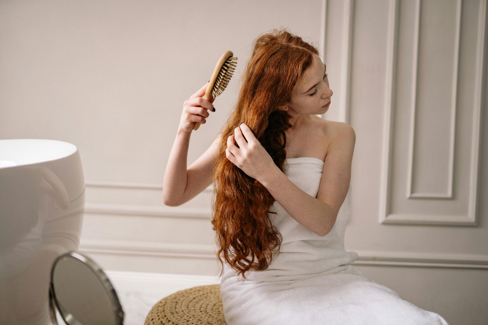 mujer cepillandose el pelo