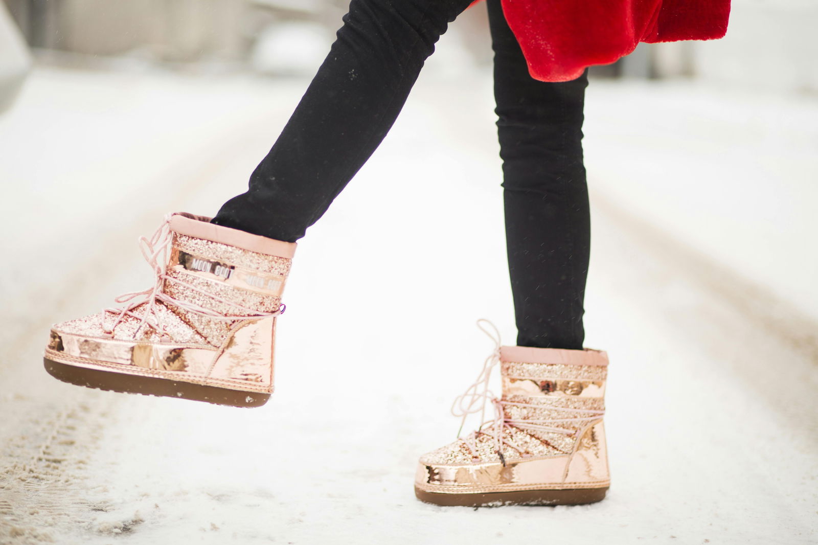 mujer con botas de nieve