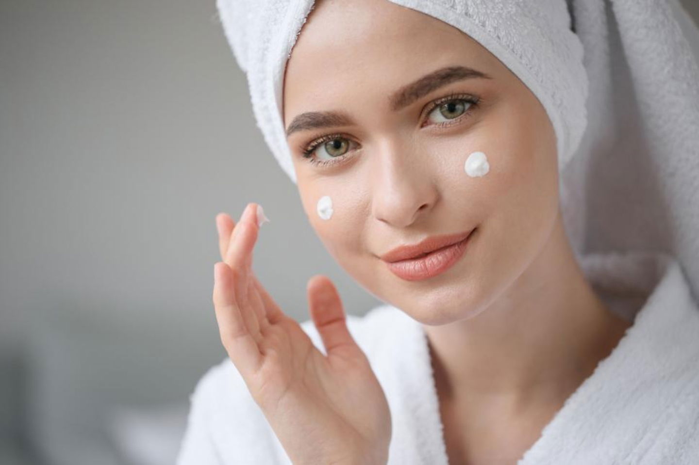 mujer con crema en el rostro