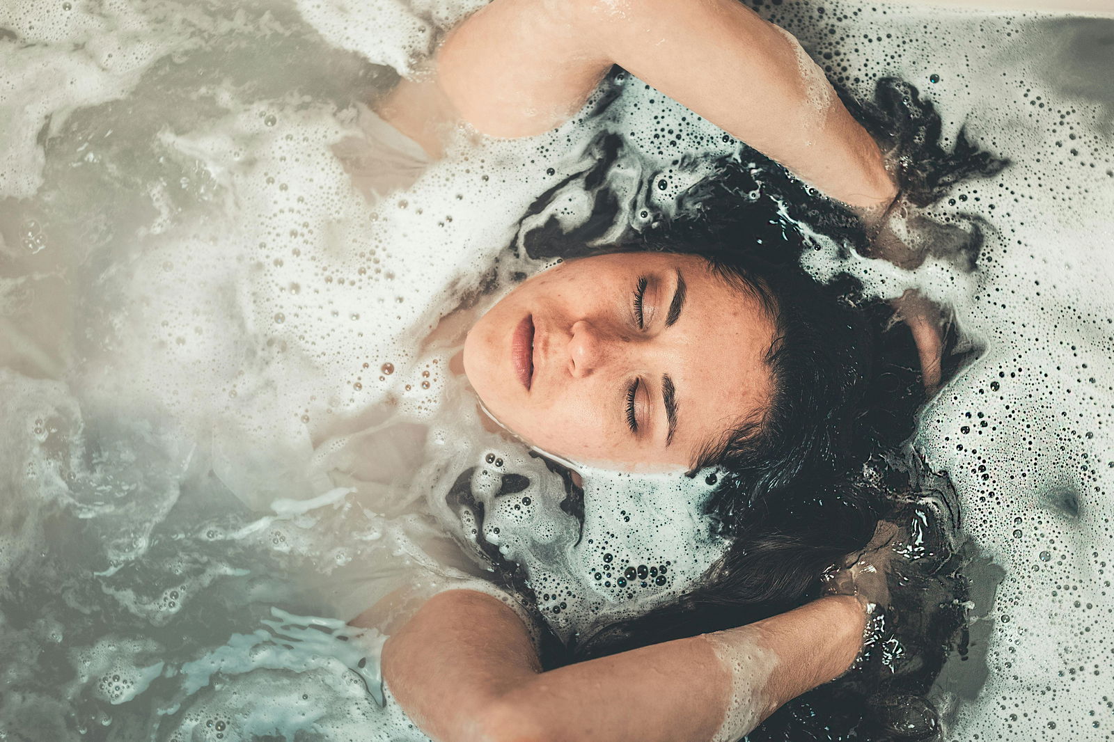 mujer dandose un baño relajante