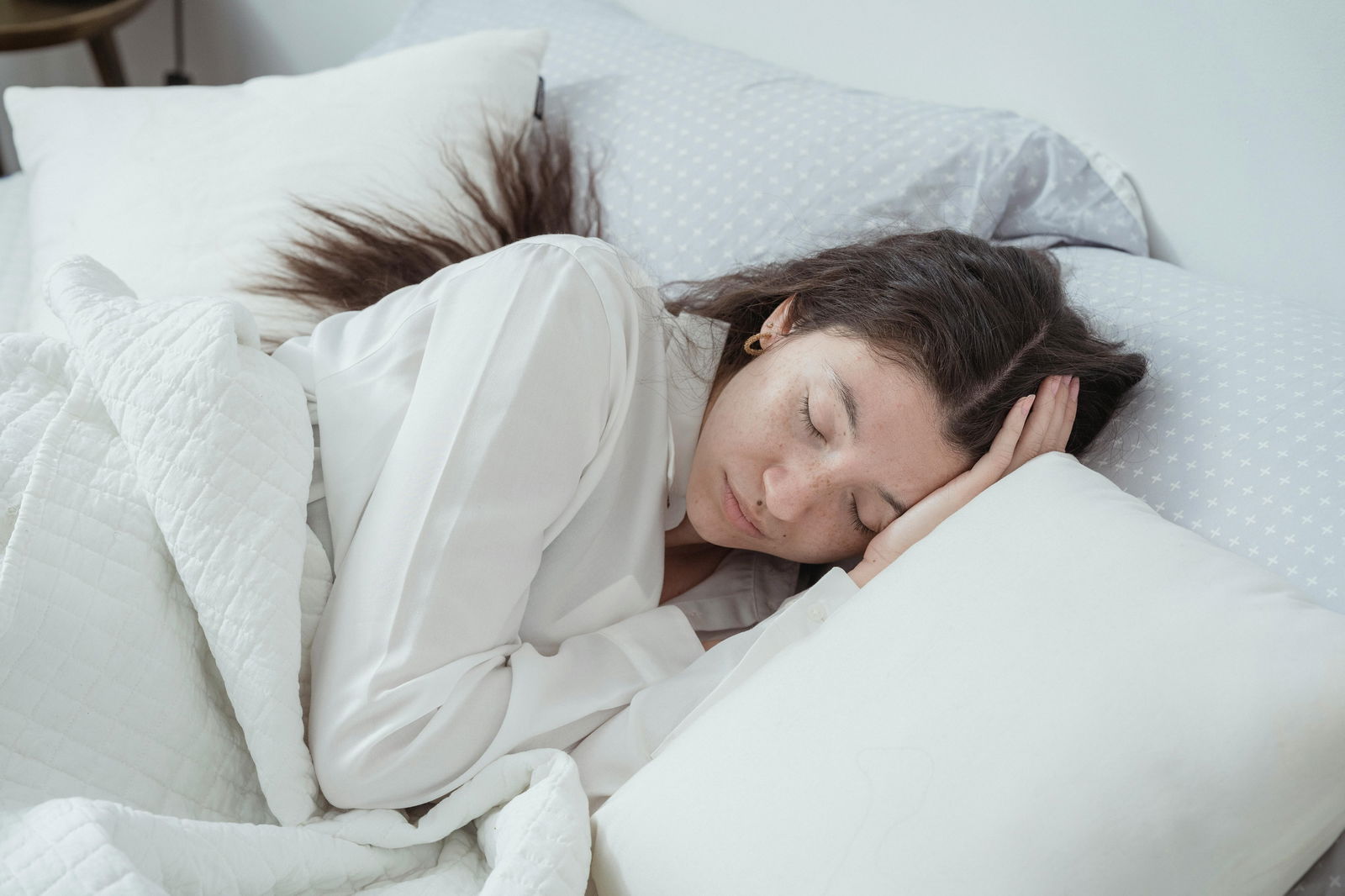 mujer durmiendo en un ambiente acogedor