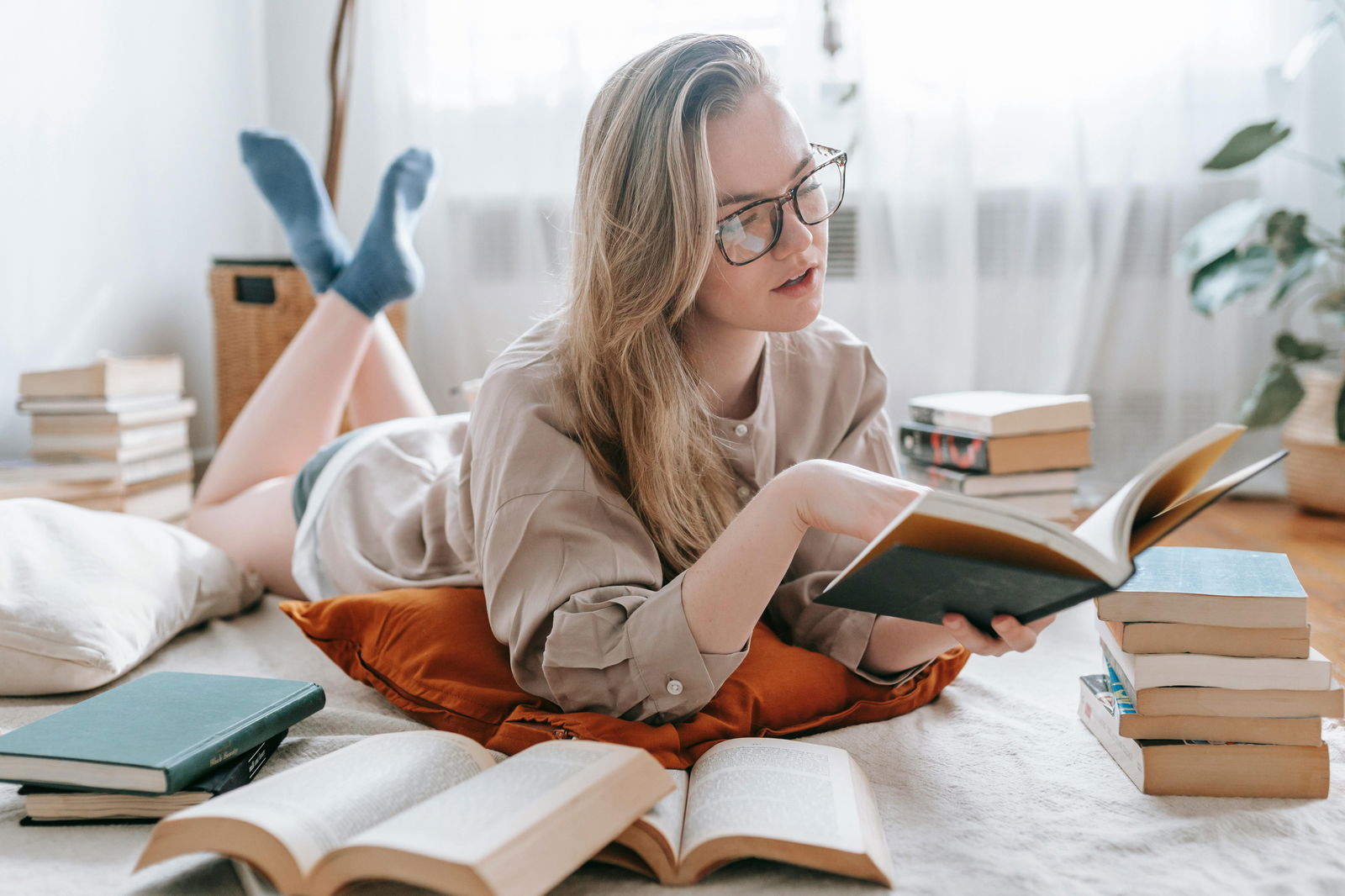 mujer leyendo varios libros