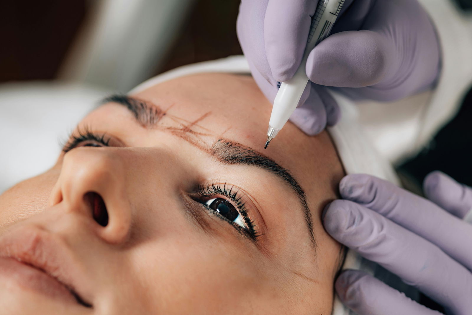 mujer pintandose las cejas