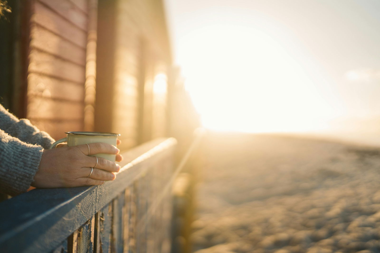 mujer tomando una taza de cafe en calma