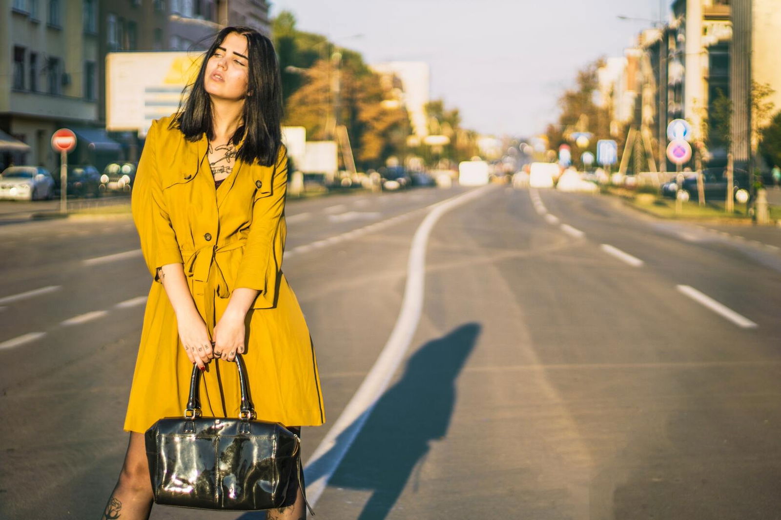 mujer con trench en color amarillo