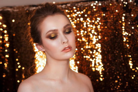 Ojos glitter: ilumina y potencia tu mirada con el efecto de moda