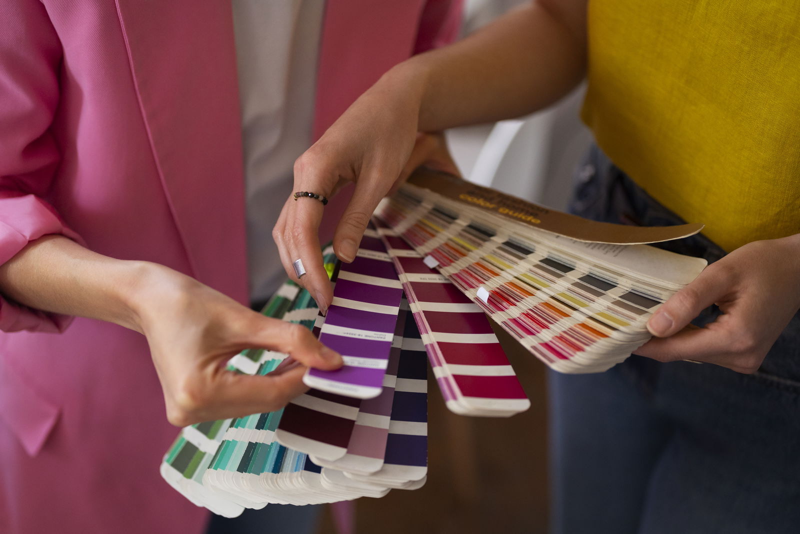 Colorimetría para verano: qué tonos realzan tu rostro y cómo aplicarlos en tu ropa y maquillaje