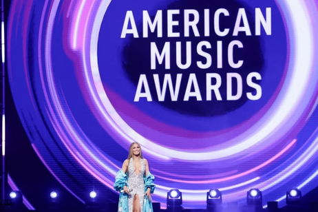 Los 10 looks que definieron la moda en los AMAs 2025