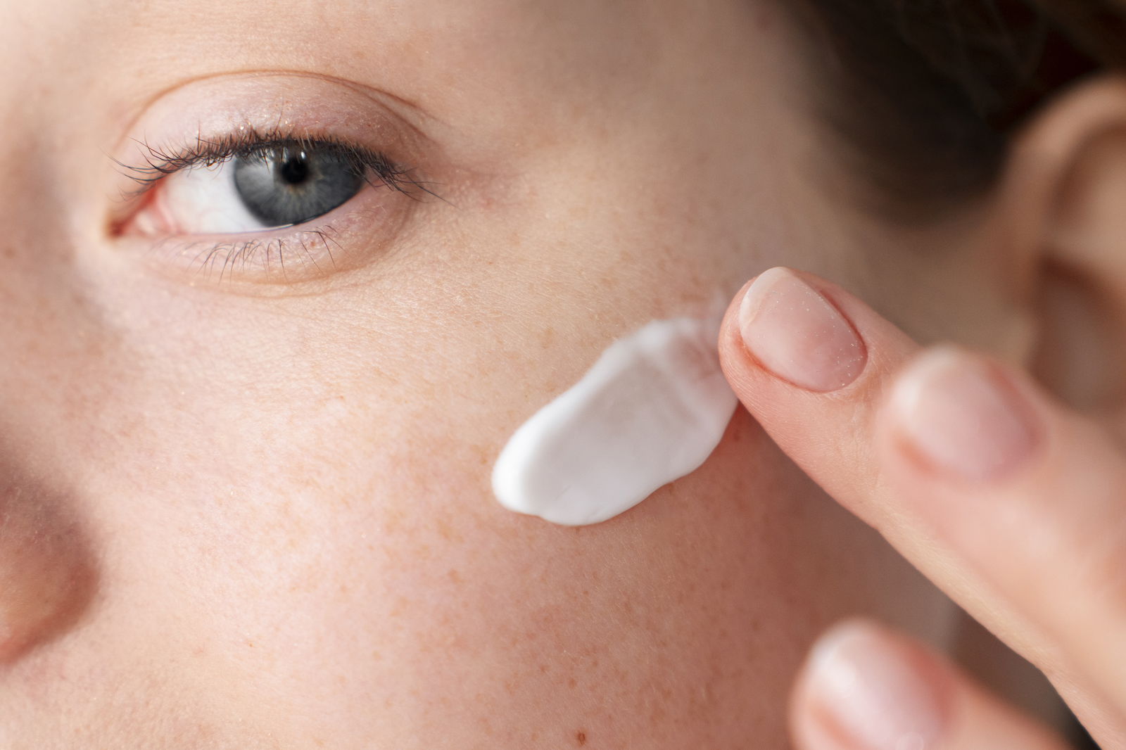 Detalle aplicación crema rostro