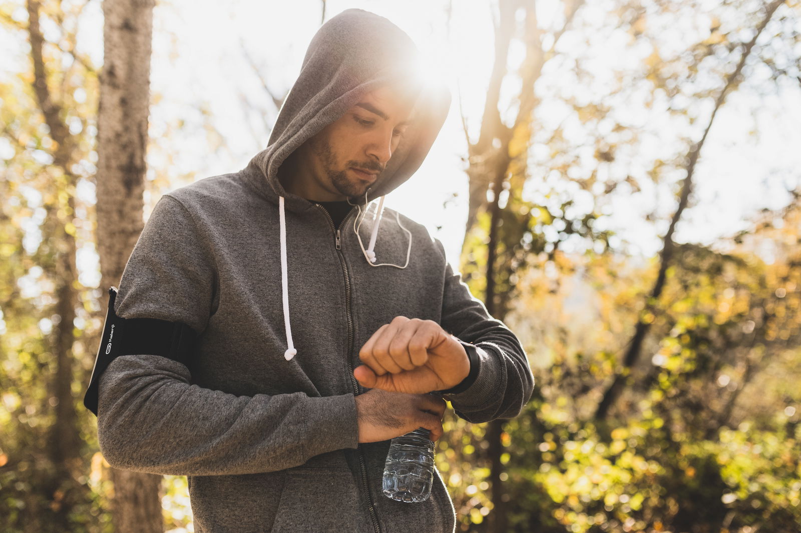 deportista mirando reloj relojes para hombre 2025