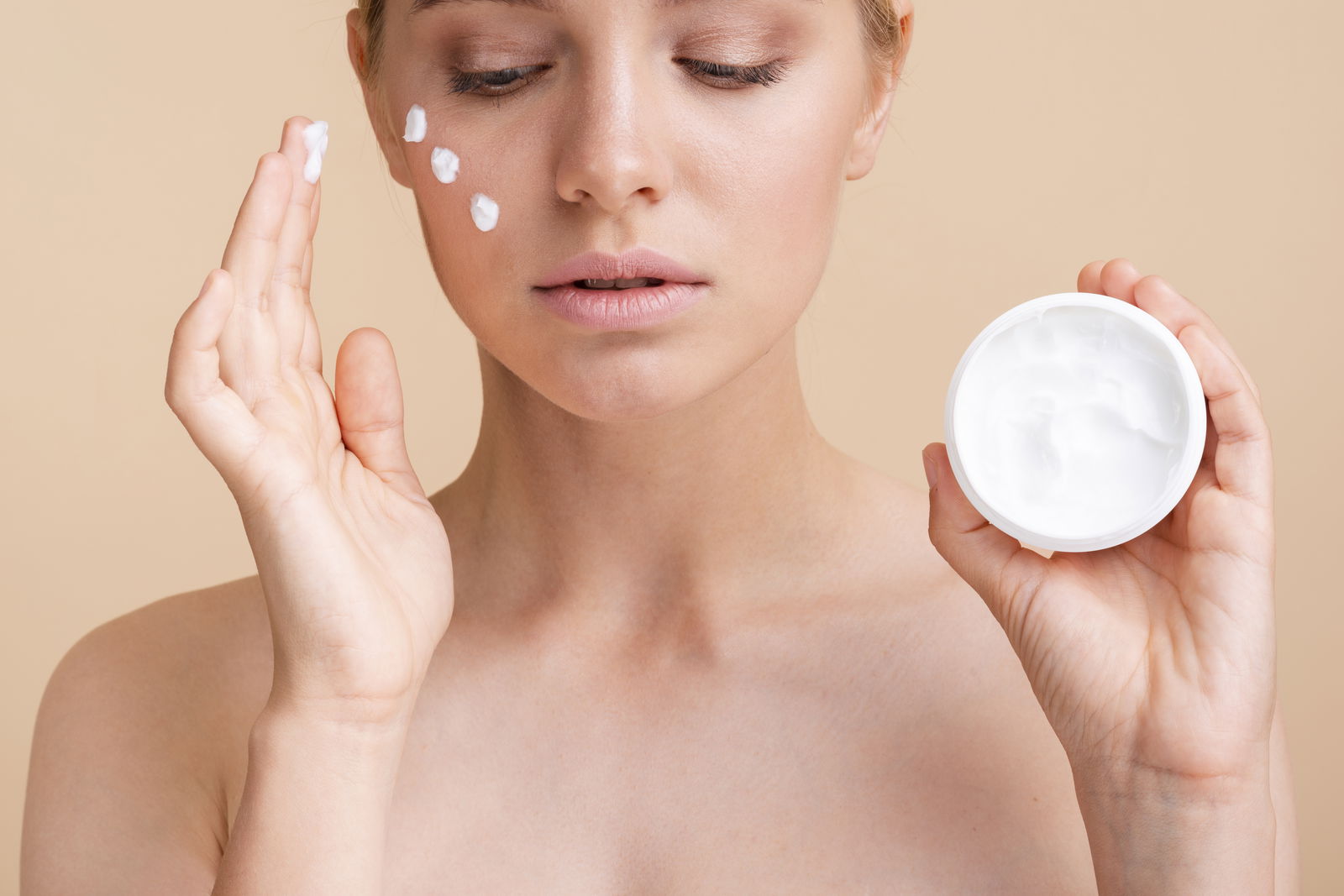 mujer con crema que es moisture sandwiching