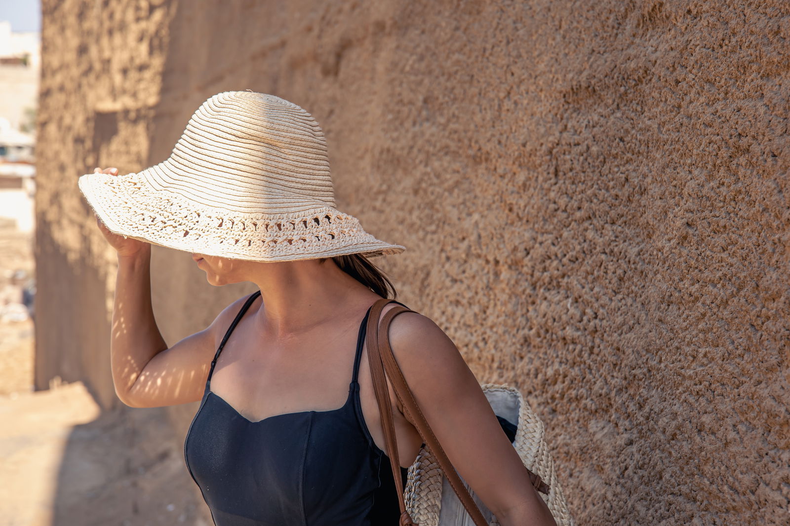 Mujer se protege del sol con sombrero