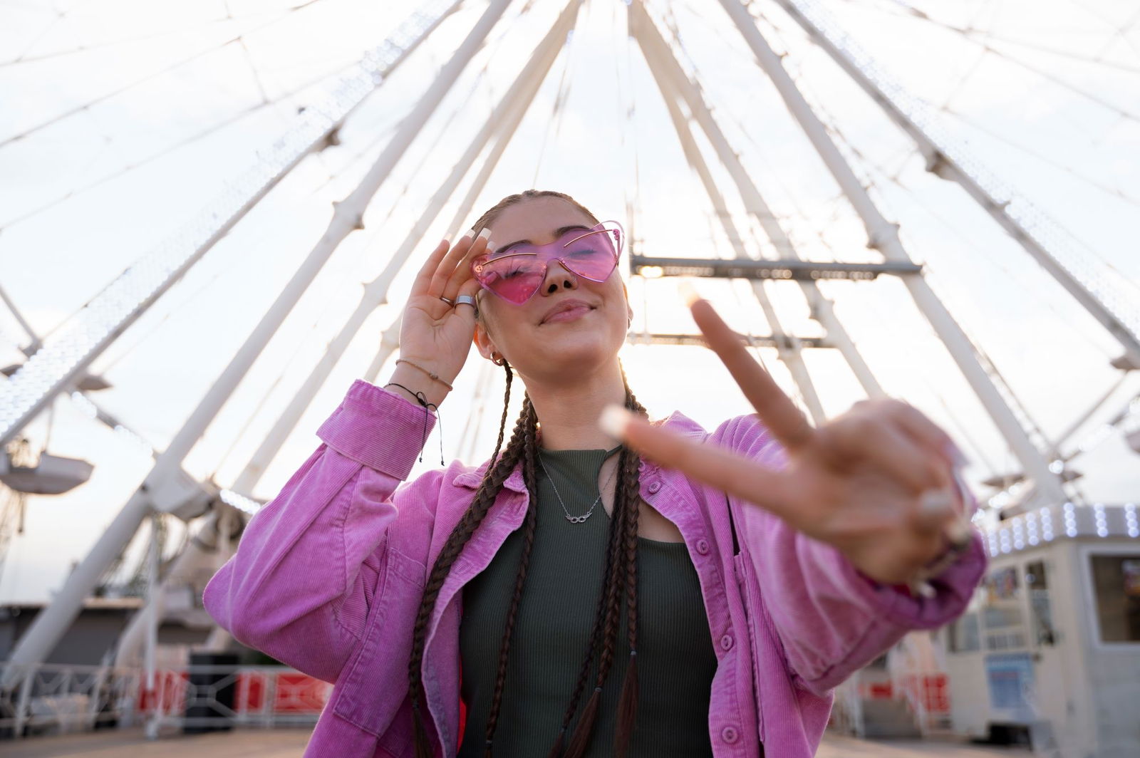 Chica en festival con noria