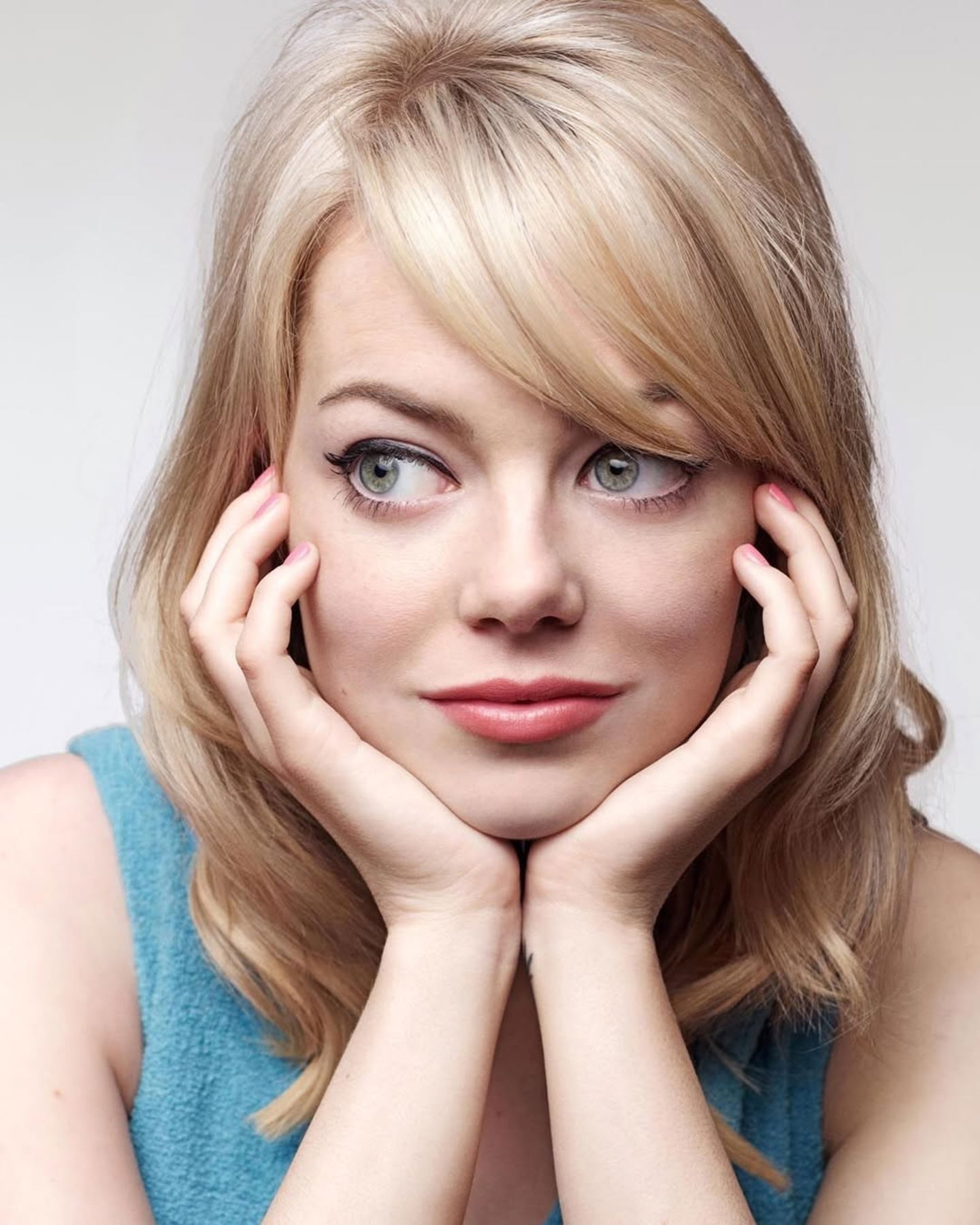 Emma Stone con flequillo lateral desfilado