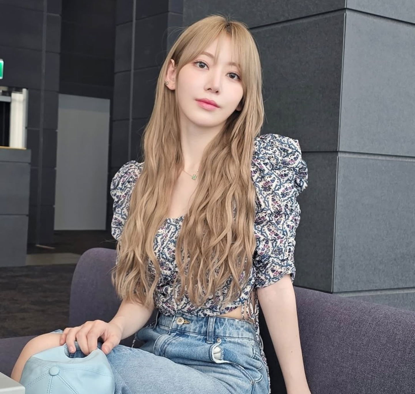 Flequillo japonés en melena larga ondulada cortes de pelo 2025