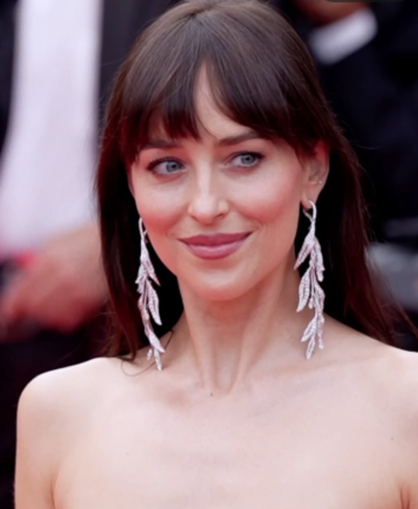 Dakota Johnson con flequillo recto texturizado