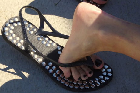 Gimaguas x Havaianas: la tendencia viral de chanclas con tachuelas (y cómo copiarlas) Gimaguas x Havaianas: la tendencia viral de chanclas con tachuelas (y cómo copiarlas)