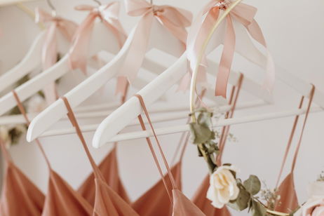 Looks de invitada modernos y elegantes: más opciones además del vestido Looks de invitada modernos y elegantes: más opciones además del vestido