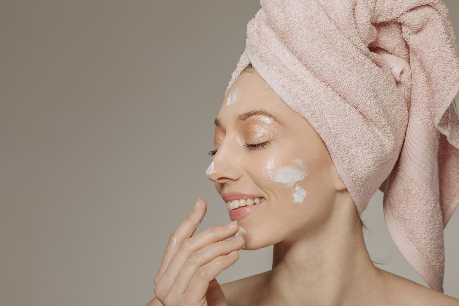 chica crema en rostro