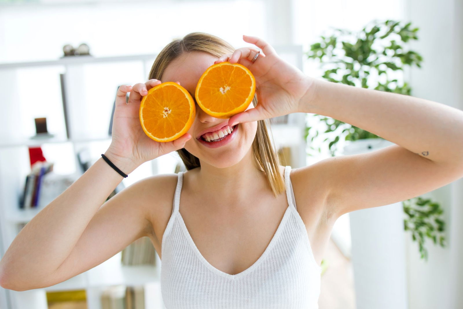 chica con naranjas