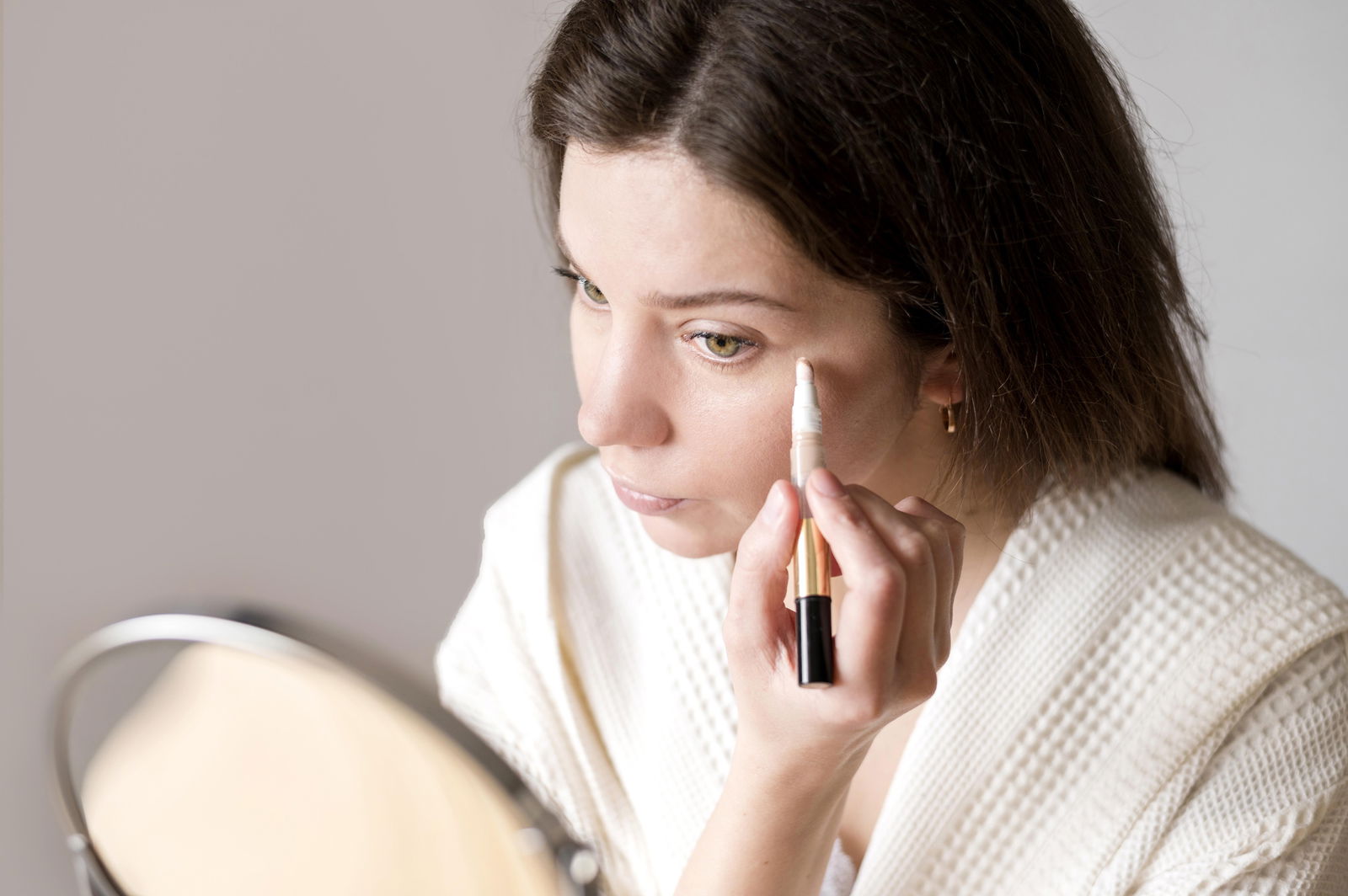 chica maquillaje chica mujer maquillandose maquillaje hipoalergenico