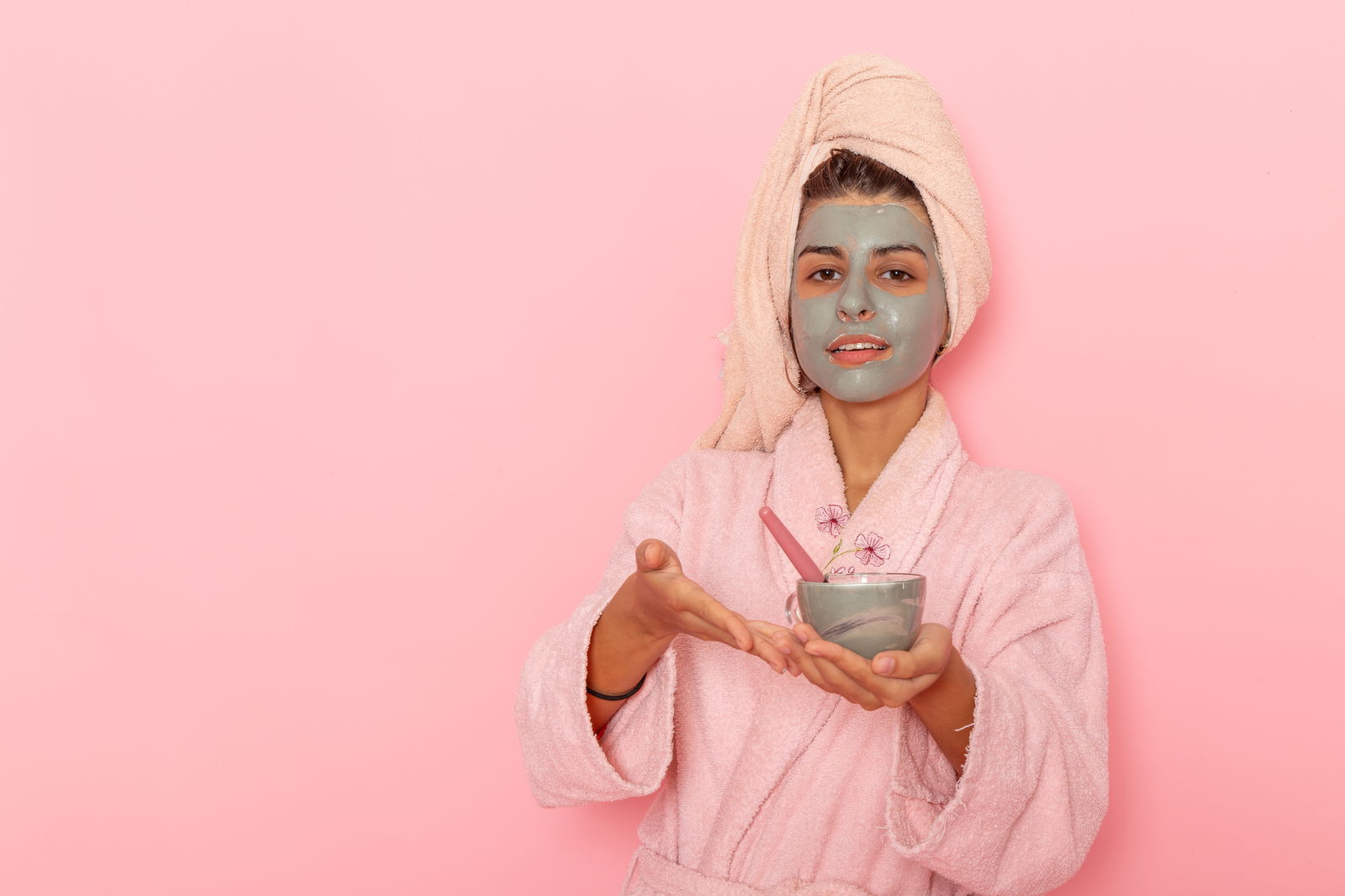 mascarillas detox Aplicar una mascarilla detox ayuda a eliminar impurezas y revitalizar la piel.