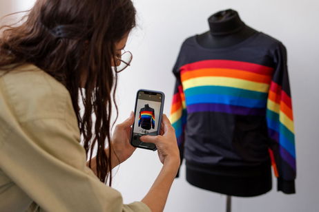 Estas marcas de ropa para mujer celebran el Pride con estilo, color y mensajes potentes