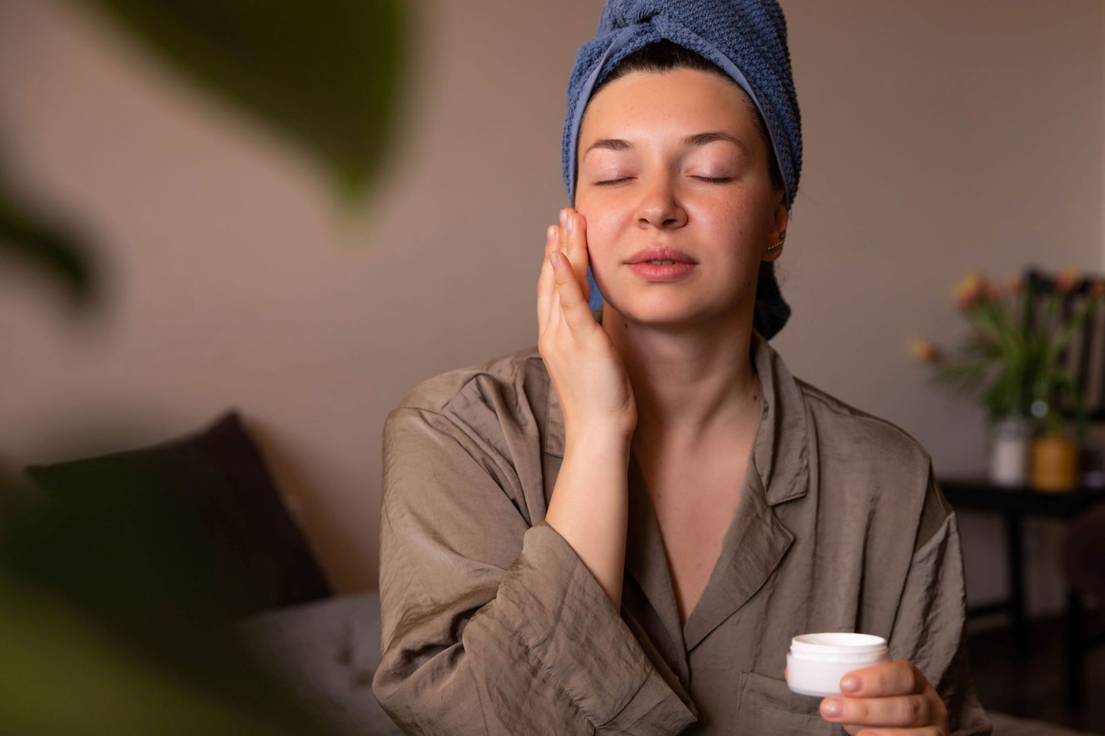 Mujer poniéndose crema