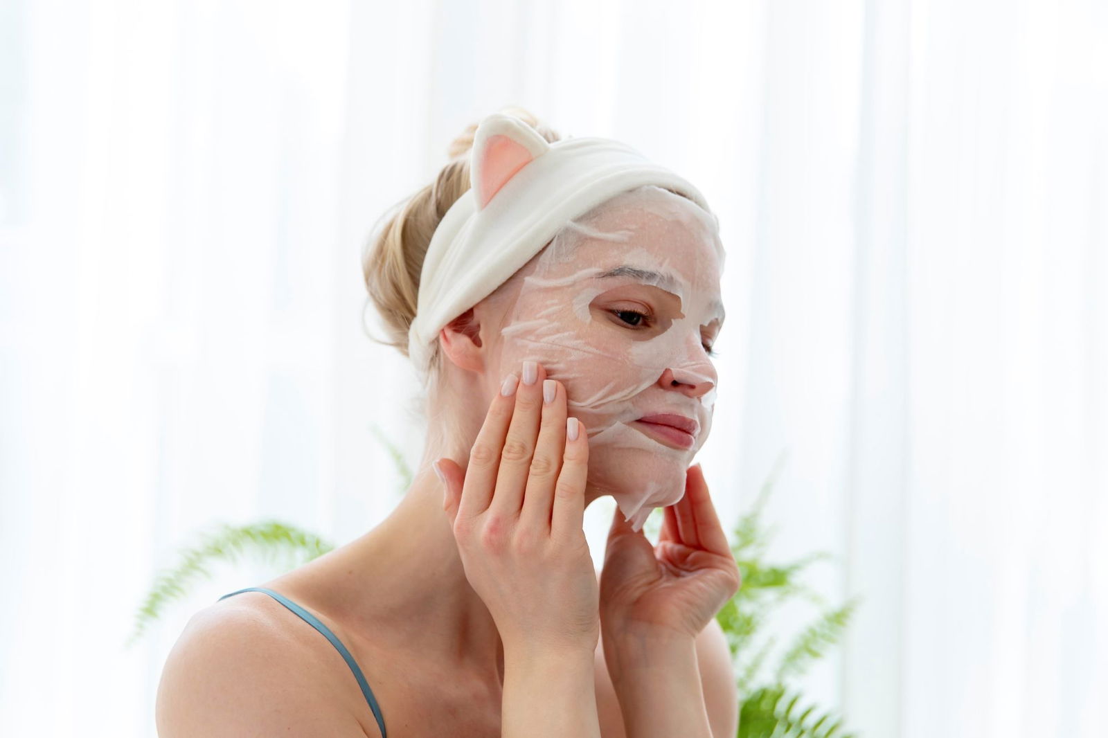 mUJER USANDO MASCARILLA HIDRATANTE