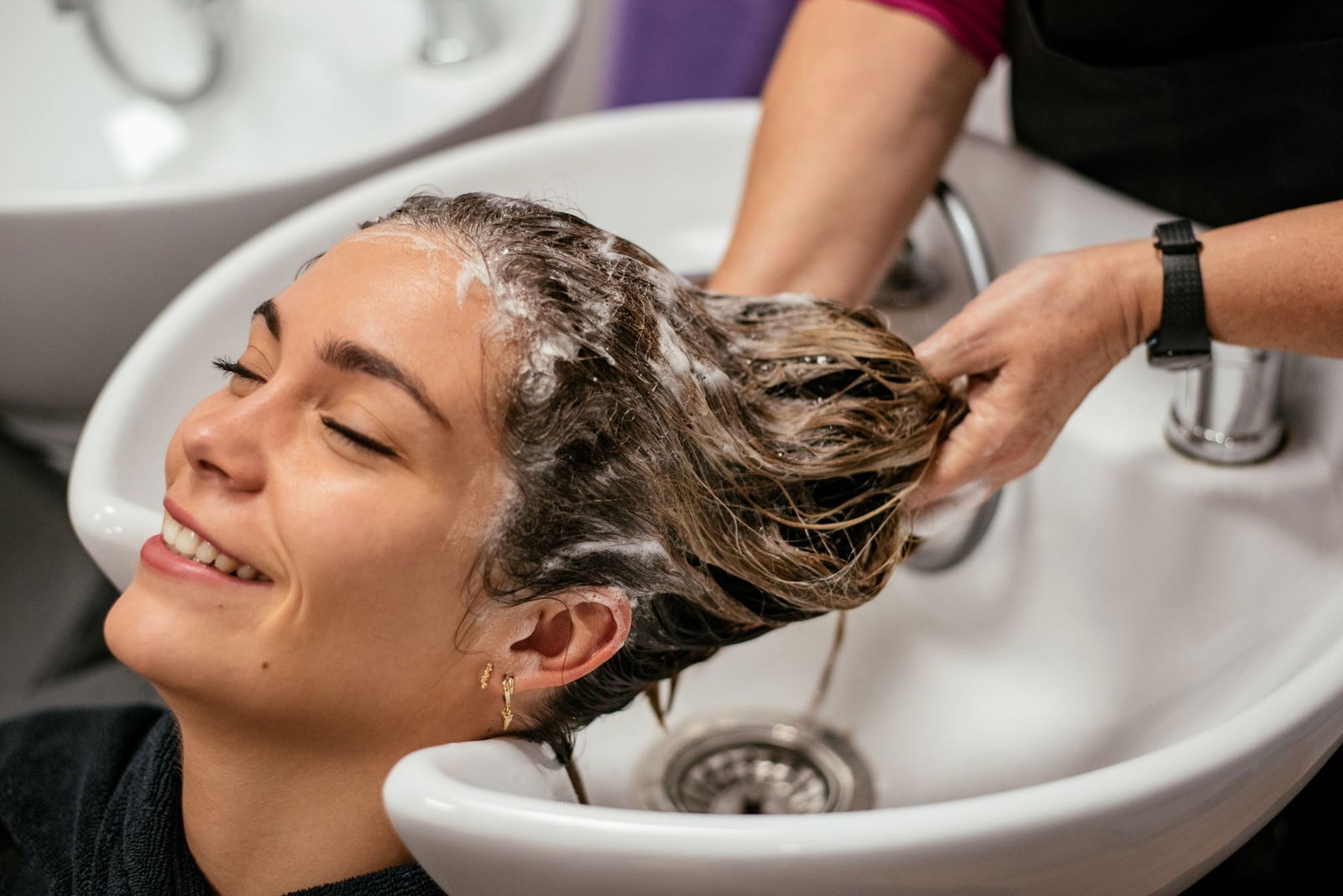Lavando cabeza en salon de belleza
