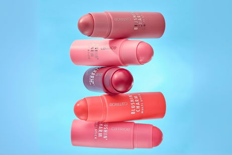 Multi stick Blushin' Charm de Catrice reduce el neceser de estas vacaciones con un producto multiusos