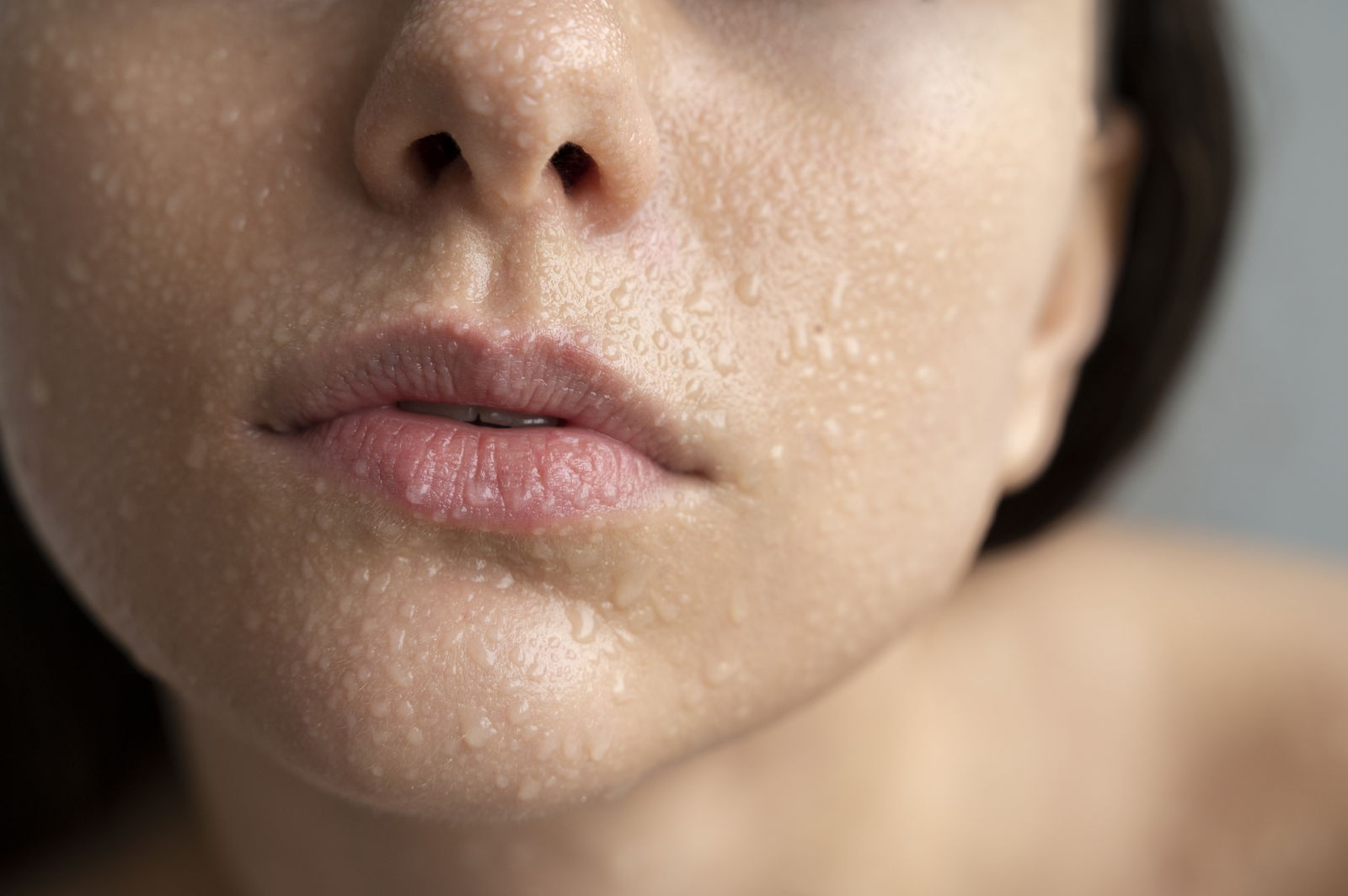 chica con gotas en la cara, humedad e hidratacion