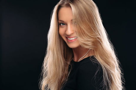 Hair glossing: qué es y cómo aplicar en casa esta tendencia capilar para un brillo inmediato