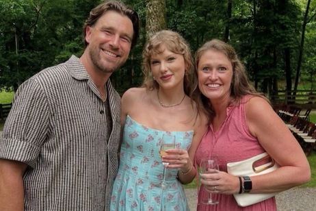Así puedes copiar el vestido floral de Taylor Swift en la boda del primo de Travis Kelce Así puedes copiar el vestido floral de Taylor Swift en la boda del primo de Travis Kelce