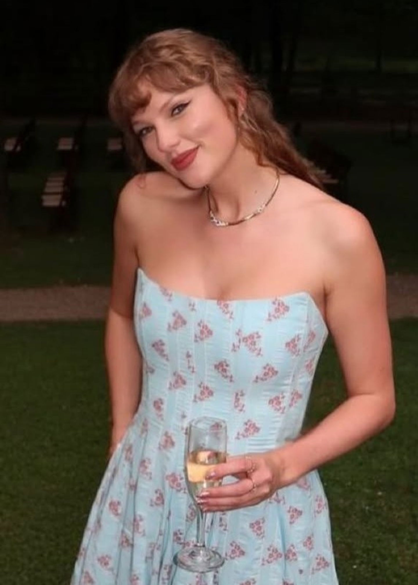 Vestido floral azul de Taylor Swift en la boda del primo de Travis Kelce