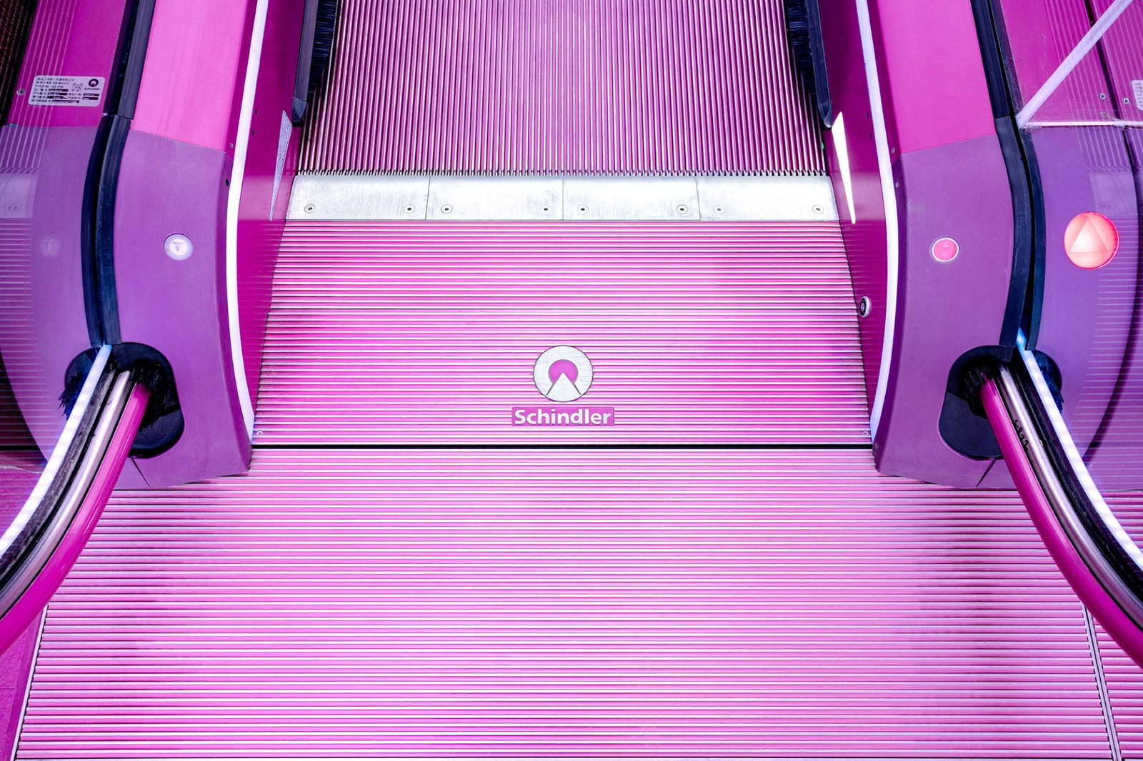 Escaleras rosas Schindler en Xirondo Plaza