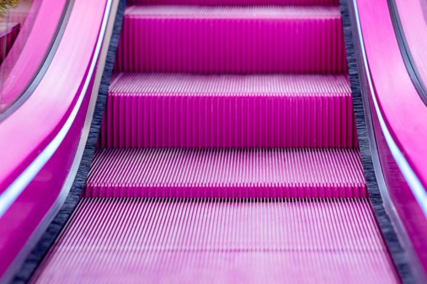 Escaleras rosas Schindler en Xirondo Plaza