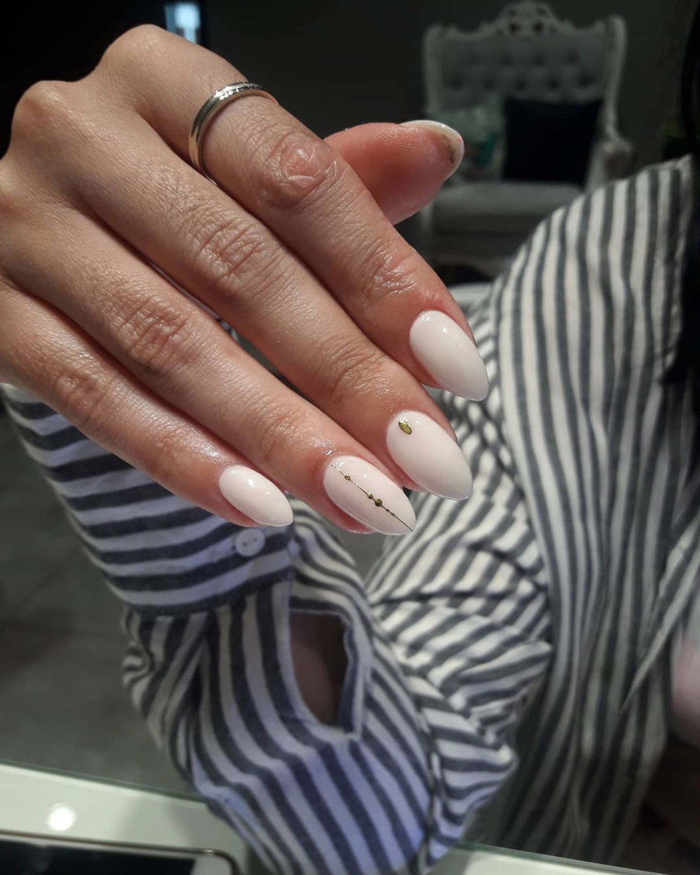 12. Uñas minimalistas