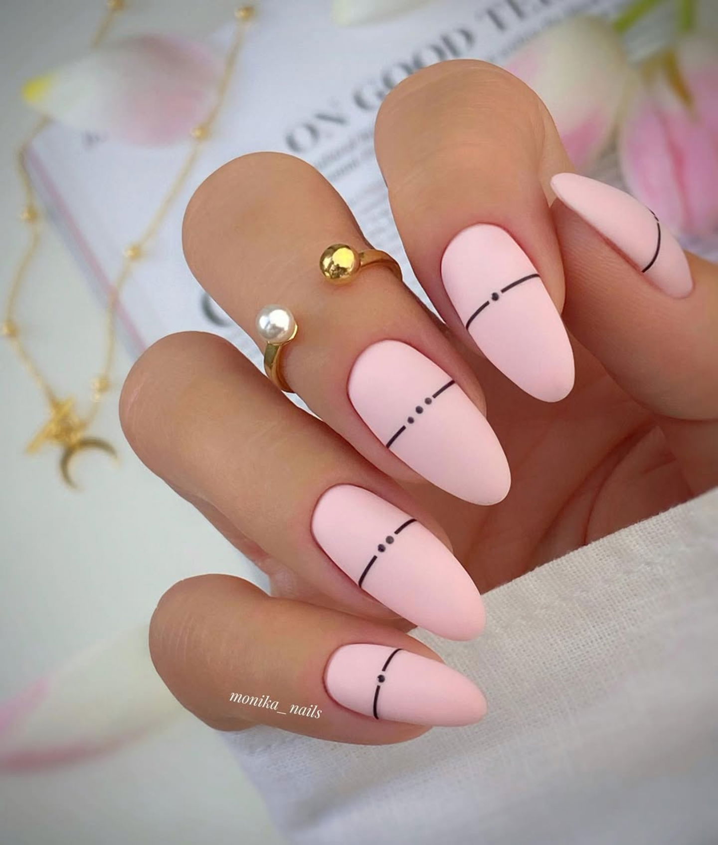 2. Uñas minimalistas
