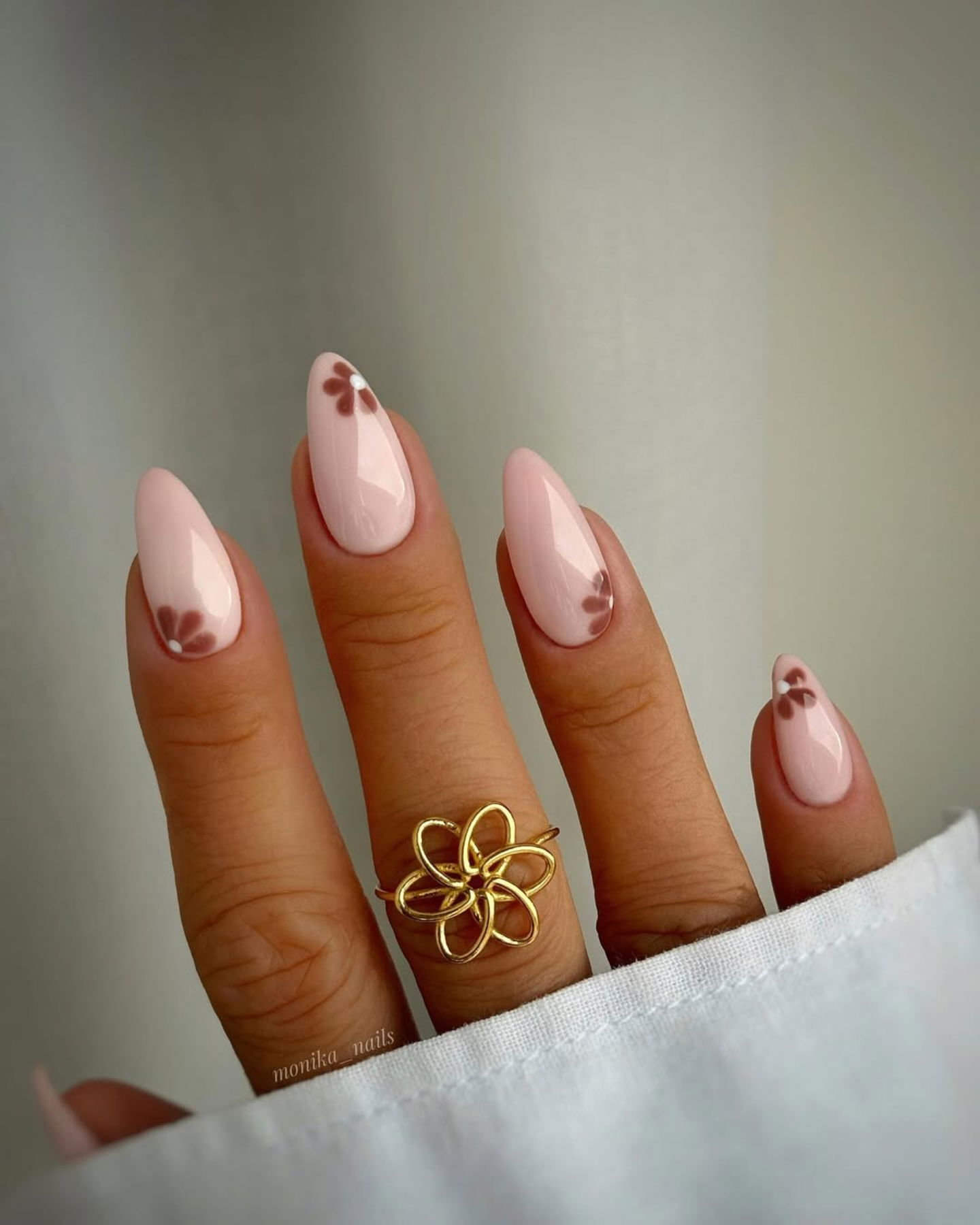 3. Uñas minimalistas