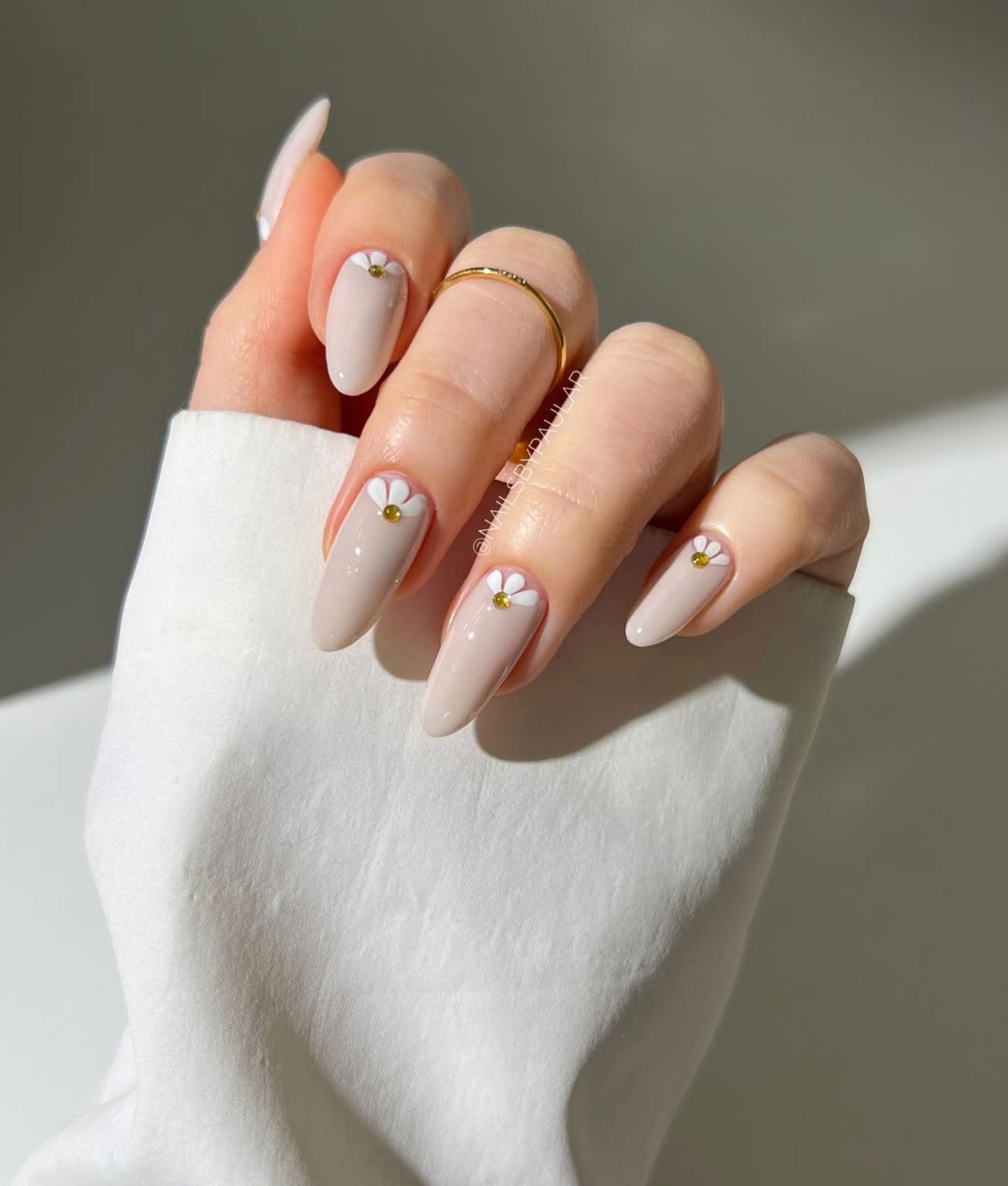 4. Uñas minimalistas