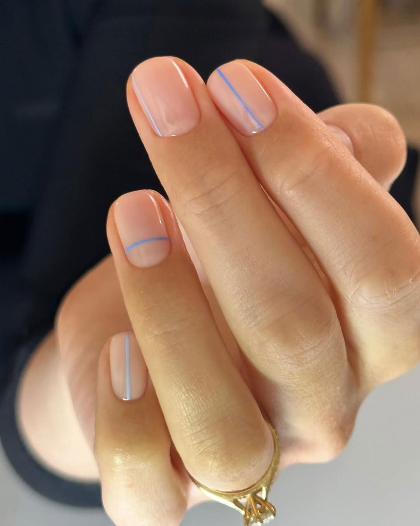 6. Uñas minimalistas