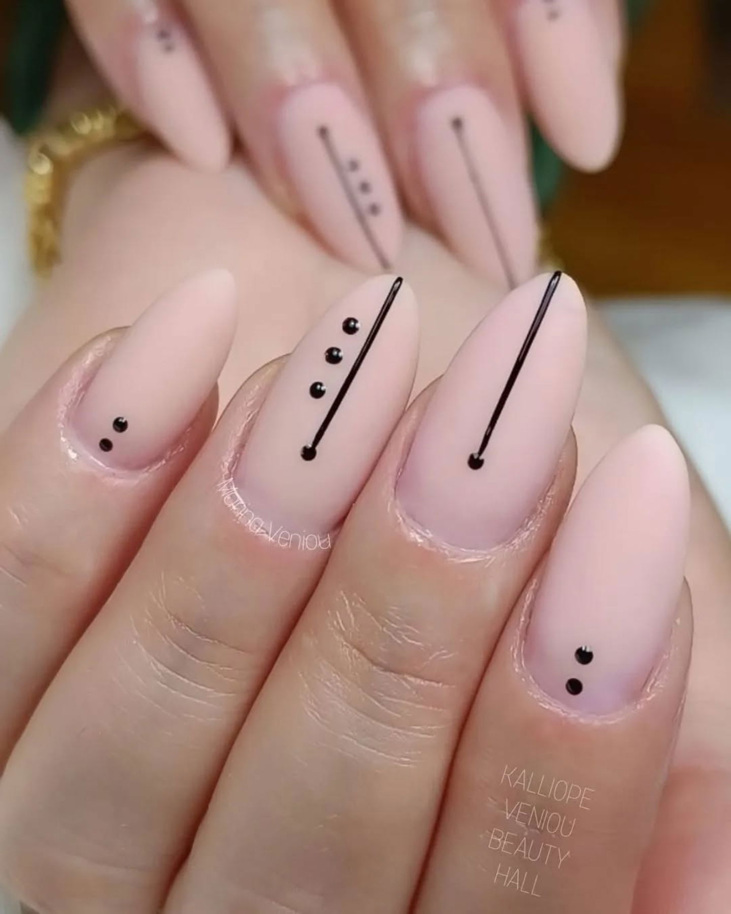 7. Uñas minimalistas