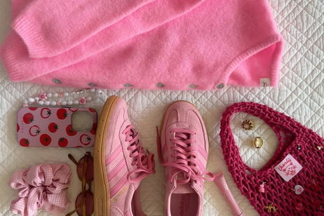 15 accesorios rosas que transforman cualquier look y están en tendencia este verano